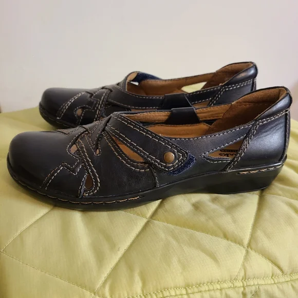 Clarks Women's Navy Flats with Stitch Detail - Picture 3 of 11